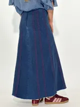 Pollera larga azul con rayas verticales verdes.
