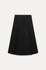Falda midi negra de tiro medio confeccionada en hilatura con lana. Diseño con tablas y cierre con cremallera oculta en costura.