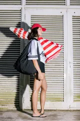 Bolso deportivo tipo duffel bag de nylon color negro, con asas de mano y correa ajustable para hombro. Diseño simple y funcional.