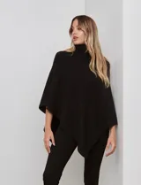 Poncho tejido color negro, con cuello polera y diseño de trenzas diagonales en el frente. Presenta un corte asimétrico en el ruedo.