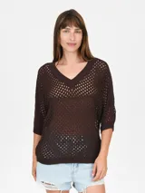 Buzo de tejido de punto calado color negro, con escote en V y mangas 3/4.