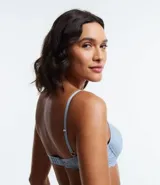 Soutien femenino modelo base con relleno hueco, confeccionado en encaje rústico. Posee tirantes finos ajustables y un pequeño lazo con medalla aplicada en el centro.