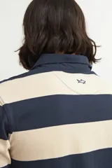 Chomba de piqué a rayas horizontales rojas y azul marino, con cuello polo clásico y mangas cortas.