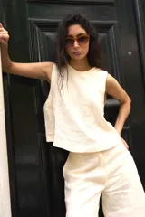 Musculosa color crema de lino, con cuello redondo y corte holgado.