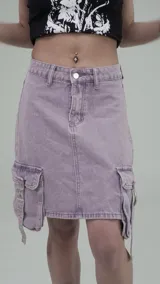 Minifalda de jean color lila con bolsillos cargo y corte ajustado.