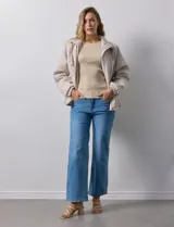 Campera beige capitoneada marca Weatherproof, con cierre central, bolsillos delanteros y forro interno.