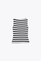 Camiseta sin mangas a rayas horizontales blancas y negras, con cuello barco y corte ajustado.
