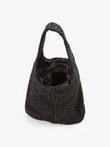 Bolso negro de formato amplio con asa corta al hombro y correa larga ajustable, diseñado con un tramado de cuadros en toda su superficie.