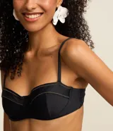 Top de bikini negro con breteles finos ajustables y detalle de costura en el borde superior.