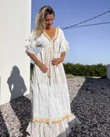 Vestido túnica largo de color celeste con bordados dorados y detalles de encaje en el escote y ruedo.