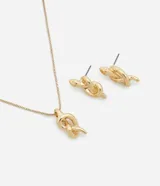 Conjunto de collar corto con cadena fina y caravanas pequeñas con forma de nudo, color dorado.