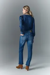 Pantalón de jean azul de tiro alto, con elastano, lavado localizado con bigotes y pierna recta.