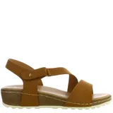 Sandalia con plataforma corrida color beige, con tiras anchas cruzadas en el empeine y tira trasera con hebilla.