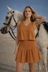 Falda corta color marrón, de calce cómodo y relajado, con cintura lisa y volado inferior.