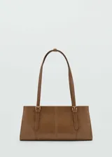 Bolso tipo tote de color crema, con efecto piel, forro interior, asa corta y asa de hombro. Tiene cierre a presión y cierre de cremallera, bolsillo interior y hebillas decorativas.