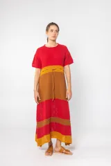 Vestido largo tejido a crochet con rayas horizontales en crudo, terracota y rojo.