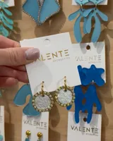 Aros colgantes con aro de acero dorado y dije circular con centro plateado y borde con strass.