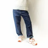Championes urbanos blancos con detalles en naranja y cordones con patrón de rombos en blanco y naranja.