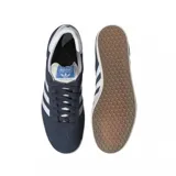 Championes Adidas Gazelle color azul marino con las tres tiras laterales blancas y suela color crema.