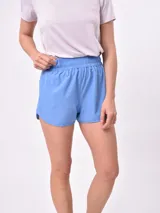 Short deportivo celeste con cintura elástica.