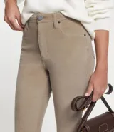 Pantalón skinny de terciopelo cotelê color marrón, con cintura mediana, bolsillos delanteros y traseros, cierre por botón y cremallera.