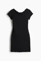 Vestido corto negro entallado de punto con textura arrugada y escote barco.
