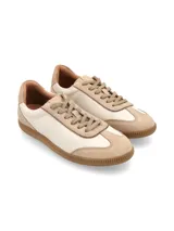 Zapatillas acordonadas doradas de cuero, con suela marrón de goma.