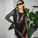 Enterizo negro ajustado de mangas largas con transparencias.