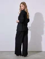 Blazer blanco de lino con cuello con solapa, bolsillos sastre y mangas fruncidas.