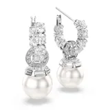 Pendientes bañados en rodio con aros de estilo tenis y perlas de cristal Swarovski en color blanco.