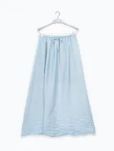 Falda larga marrón de tejido arrugado liviano, con cintura elástica y terminación Polonio en cobre.