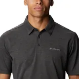 Remera tipo polo celeste con tecnología Omni-Wick que absorbe la humedad y tela elástica en cuatro direcciones. Logo de Columbia bordado en el pecho. Ideal para uso casual.