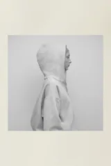 Campera gris confeccionada en felpa de algodón extra suave, con cierre metálico, bolsillos laterales y amplia capucha. Silueta oversize unisex.