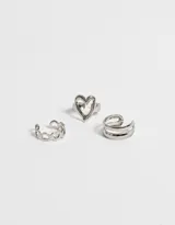 Set de tres earcuffs plateados con diferentes diseños: uno con forma de corazón, otro con eslabones y otro doble.