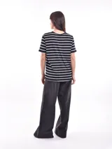 Remera blanca con rayas horizontales azul marino, de corte recto y manga corta.
