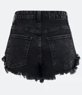 Short hot pants de jeans negro con cintura alta, bolsillos delanteros y traseros, y terminación deshilachada.