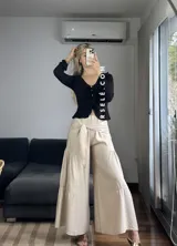 Pantalón palazzo color beige con lazo en la cintura.