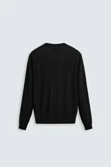 Jersey negro de lana y cashmere, de corte regular, cuello redondo y manga larga.