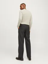 Sweater de punto color beige claro, de manga larga y cuello redondo.