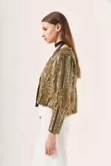 Saco corto dorado con flecos, bordado con lentejuelas y detalles en canutillo, con escote en V y mangas largas.
