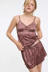 Conjunto de pijama de satén con estampado de cebra en tonos marrones. Incluye un top de tirantes con encaje en el escote y un short con cintura elástica.