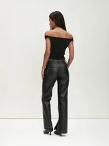 Pantalón de cuero sintético azul metalizado, de corte recto y tiro medio.