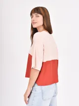 Remera manga corta con diseño color block, parte superior color beige y parte inferior color negro.