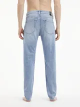 Jeans de tiro medio, corte slim tapered, color celeste claro, confeccionados en denim de algodón elástico.