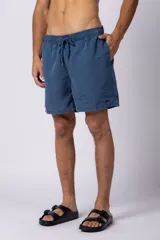 Short de baño color marrón confeccionado en microfibra de piel de durazno con cintura elástica y cordón ajustable.