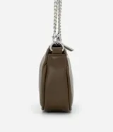 Bolso baguette marrón de cuero sintético con correa de cadena plateada desmontable y cierre de cremallera.