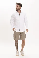 Camisa celeste de manga larga con cuello abotonado y corte clásico.