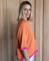 Buzo de punto color verde kiwi con cuello, puños y ruedo en azul.