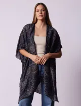 Kimono largo de modal con estampado de mandalas en tonos azul, naranja y marrón.