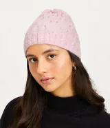 Gorro de lana tejido color rosa claro con textura de trenzas.